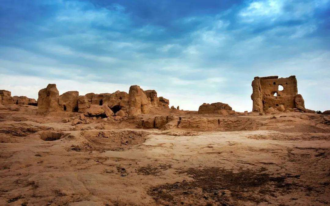 新疆维吾尔自治区有古城，古城中心有婴儿墓葬群，每一座墓都整齐地排列着。