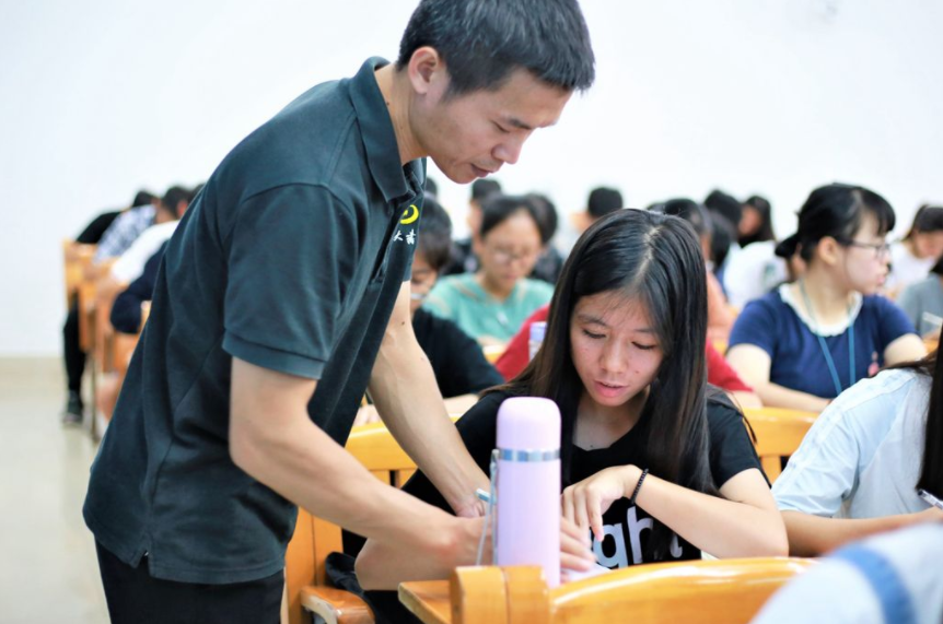 上学不收费毕业包分配，公费师范生明明是铁饭碗，为何并不受青睐