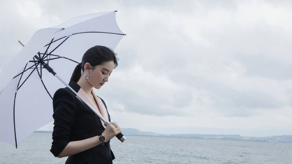 刘亦菲：酷美西装，国色天香