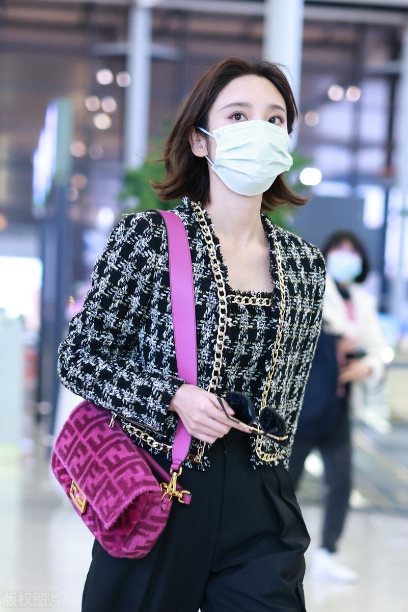 唐艺昕穿乔鸟格粗花呢外套搭配萝卜裤，背粉色法棍包贵气十足