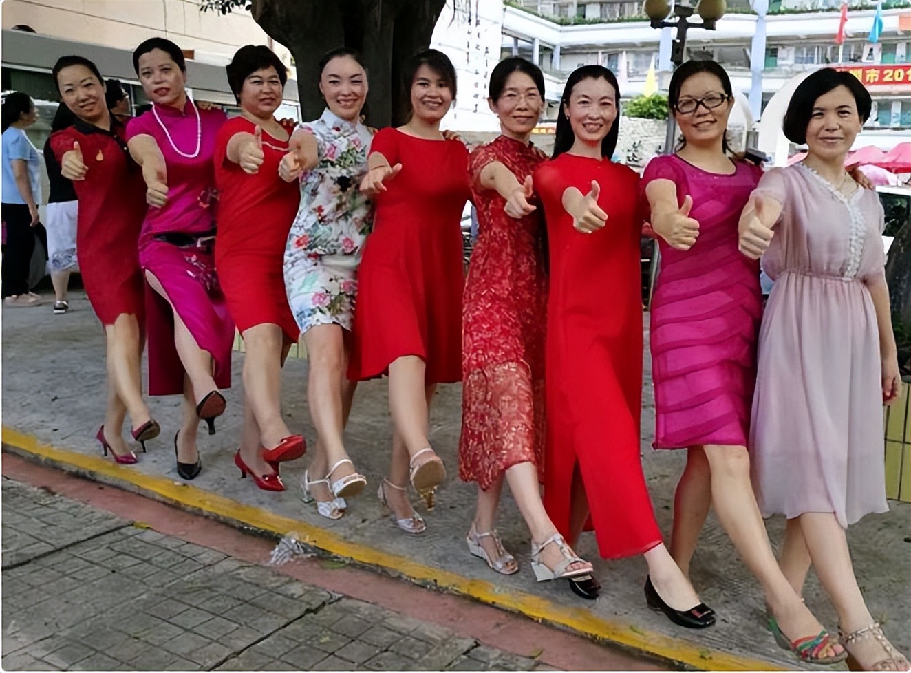 各地家长的花式送考，穿鸿运战衣手举向日葵不算啥，高分氛围拉满