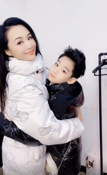 曹颖10岁儿子颜值太高，大眼睛比女生还漂亮，长相酷似妈妈