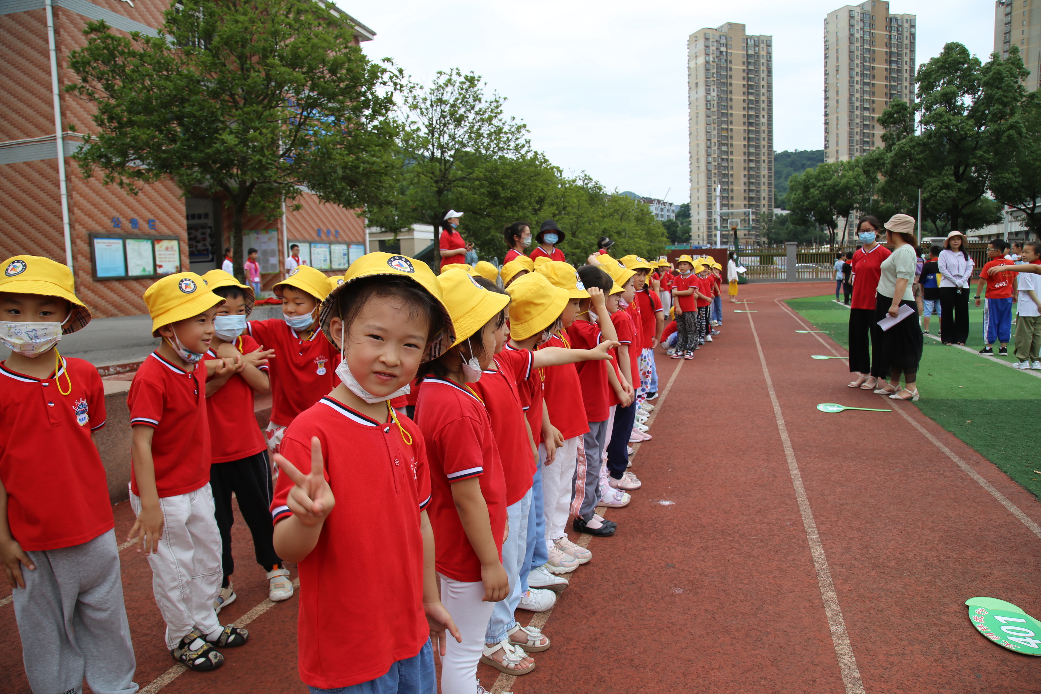 幼儿园孩子进东方红小学 体验小学生活