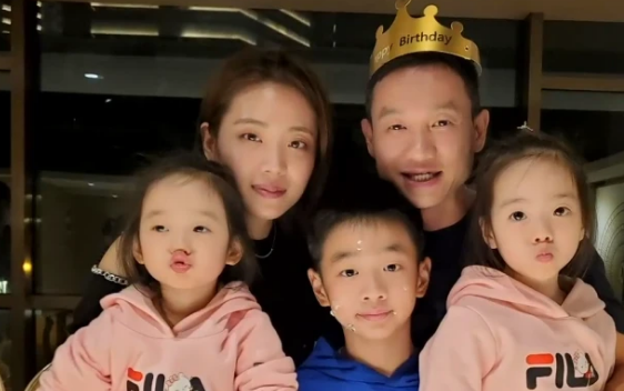 杨威晒4岁双胞胎女儿，感慨基因太强大，欢欢连眉毛都跟爸爸一样