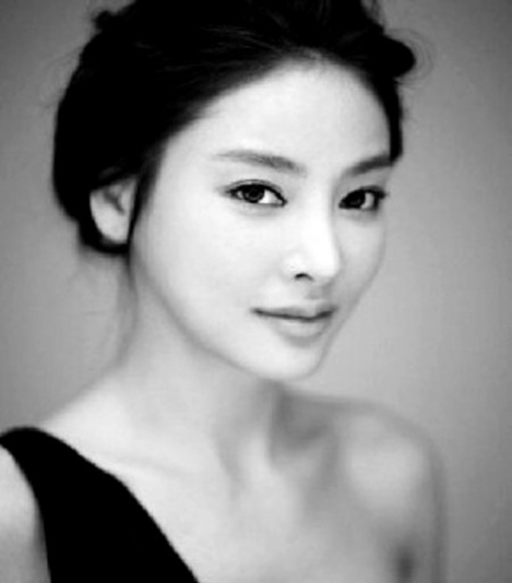 艺人在电影里重现了张紫妍陪睡经历，导演祁文杰却否认有原型。