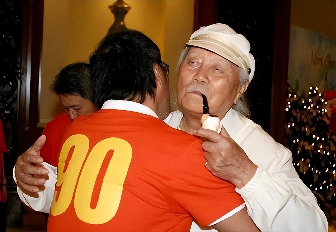 2007年成龙和亲哥安徽相认，对方一贫如洗，他有没有帮帮哥哥们