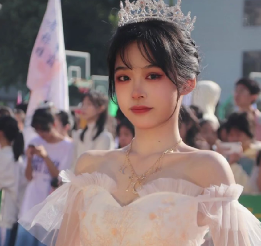 高三举牌女生火了，面容甜美神似四千年美女，评论区却满满恶意