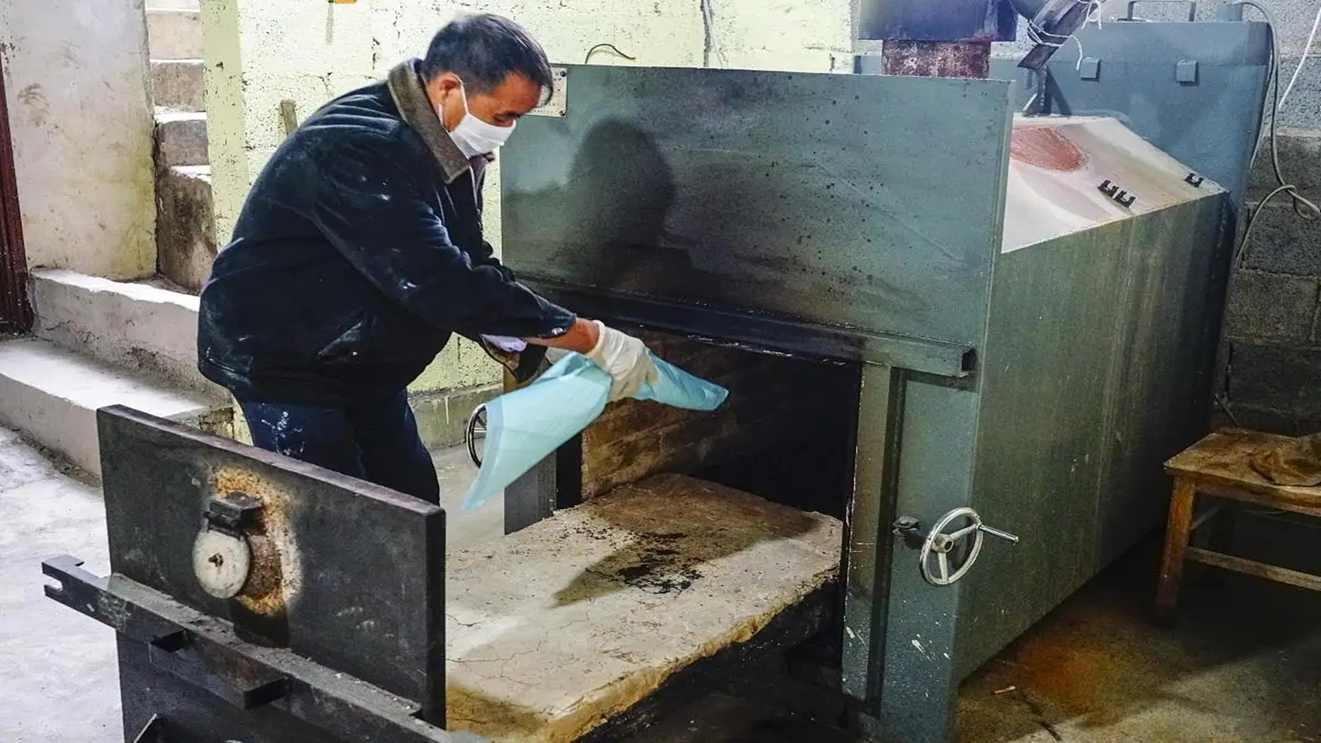 尸油是什么(火葬场"尸油"是如何处理的?真会端上餐桌?看完涨知识了)