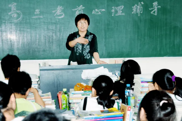 为什么考教师的人越来越多呢随着就业竞争越来越激烈，不少人都开始去考教师了