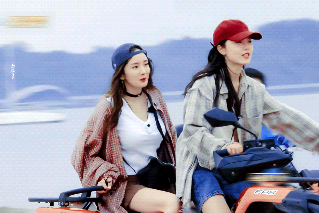 杨幂参加综艺好真实呀 素颜出镜开沙滩车