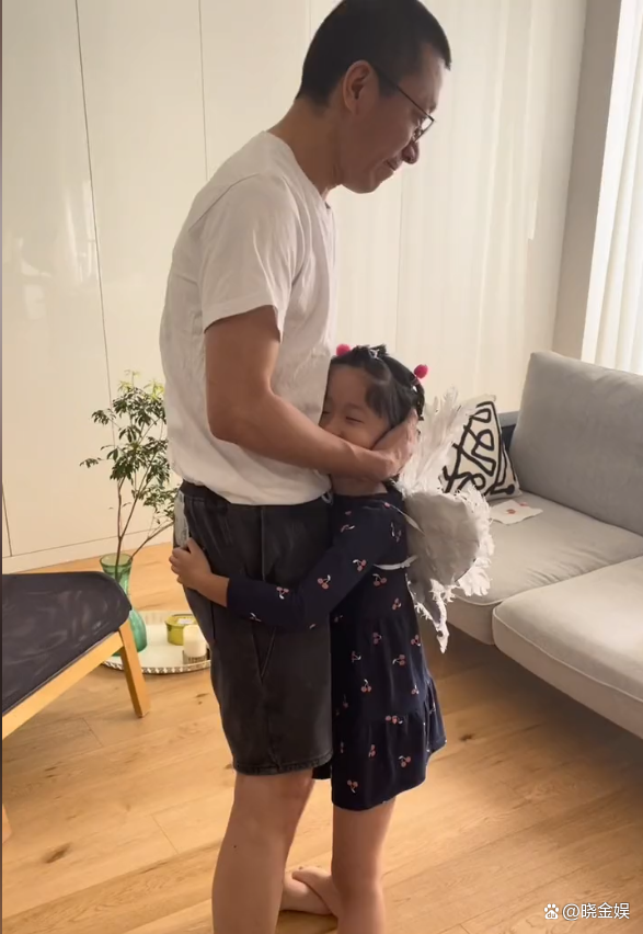 2022年6月19号李洛伊首次晒出自己老公和女儿的合影.