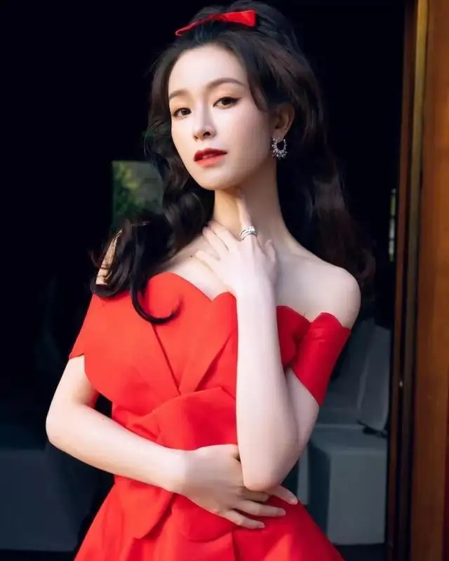 十大靓丽模特出身的当红女星！她们魔鬼身材性感美艳