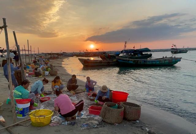 海南印象：女人太能干了，海边晒的大鱼干你认识吗？