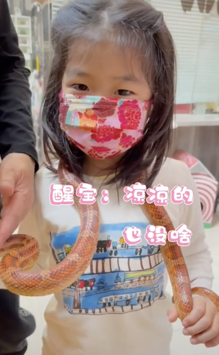 章子怡带女儿滑雪，醒宝用一天半时间掌握技能，单手叉腰很神气