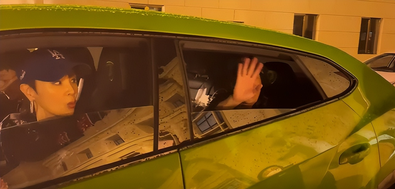 老戏骨吴刚坐兰博基尼下班被网友吐槽“膨胀了”