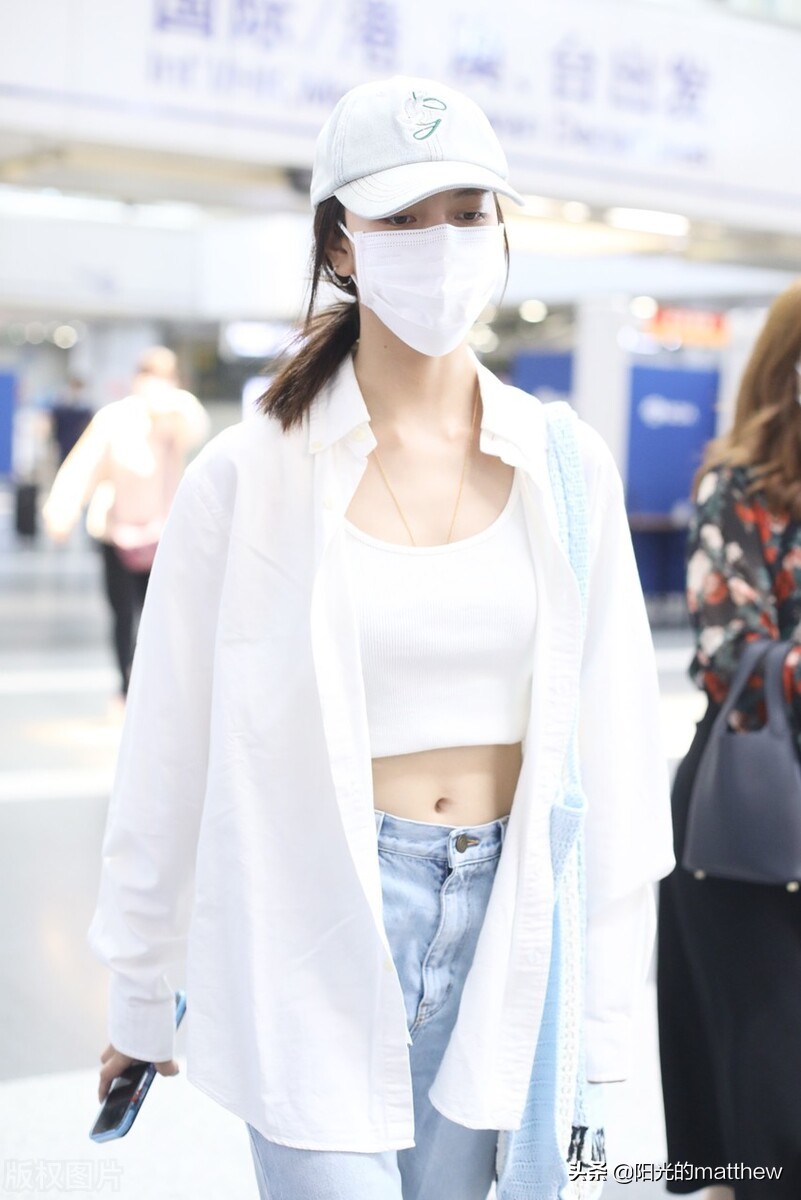 宋妍霏白色外套牛仔裤现身机场，秀马甲线身材好