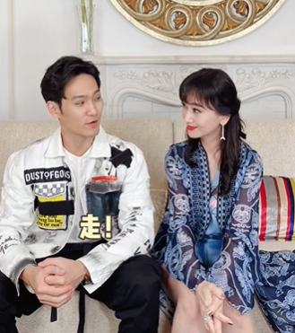 68岁赵雅芝与儿子同框，保养得当在他面前如少女，俩人相处似朋友