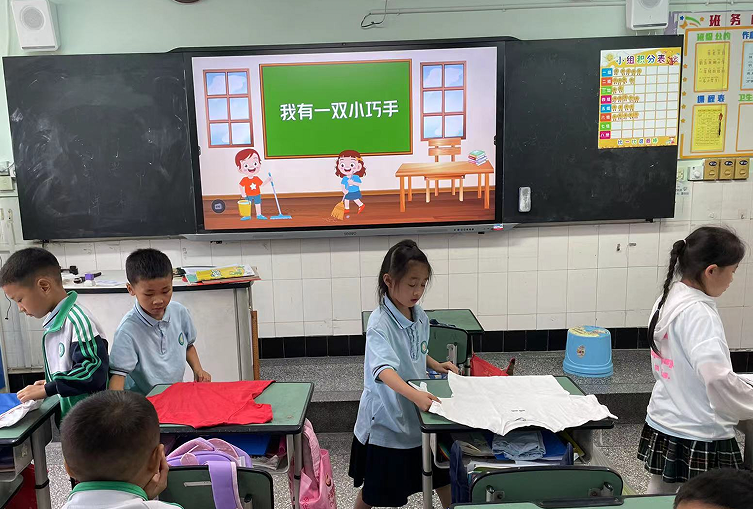 南湖小学一年级结合学生实际情况开展丰富多彩的劳动教育实践活动