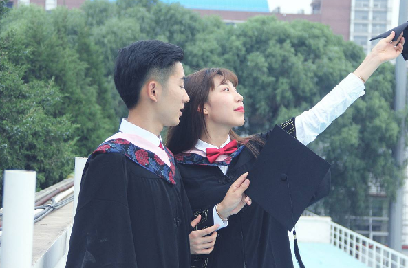 高颜值情侣双双保研到名校，一起努力，这才是大学生正确的恋爱观