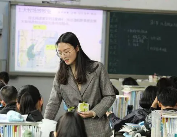 女生高考选专业，应该学师范还是学护理，两者差距不是一点半点