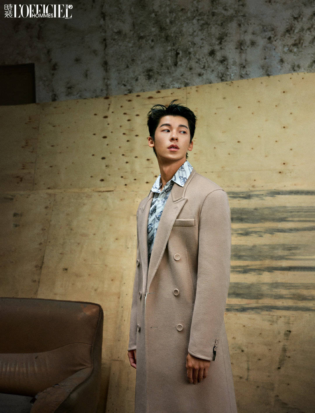 许光汉最新光影大片曝光 仰躺落叶之上立体帅气梦回《想见你》