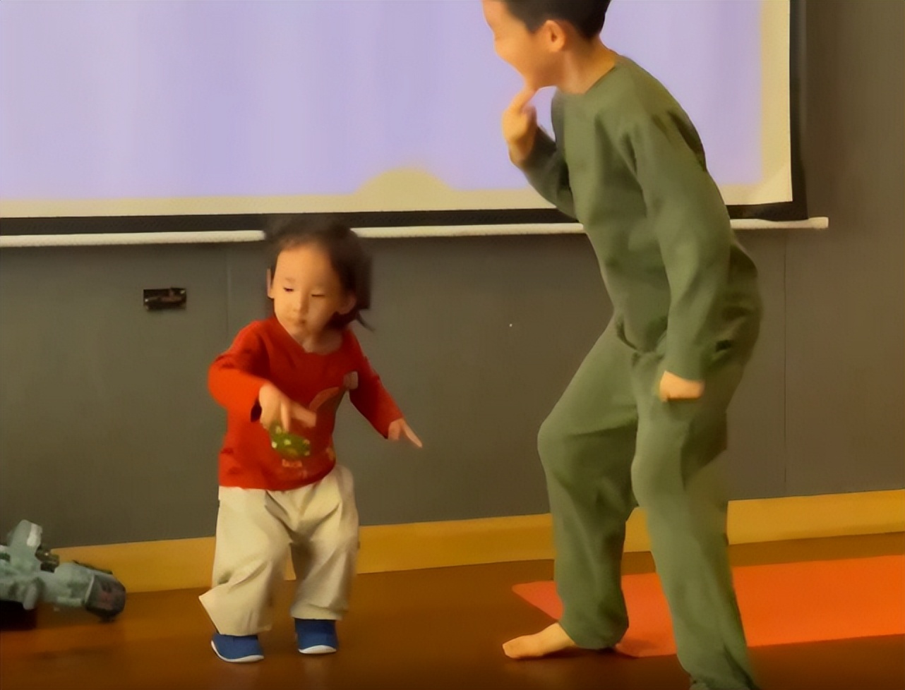 陈小春乘百万豪车出行被偶遇，一脸高冷坐副驾驶抽烟，大佬范十足