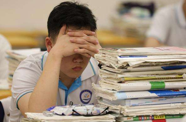 学生担心高考体检需要全部脱光，尴尬得想逃跑，医生乐了：想太多