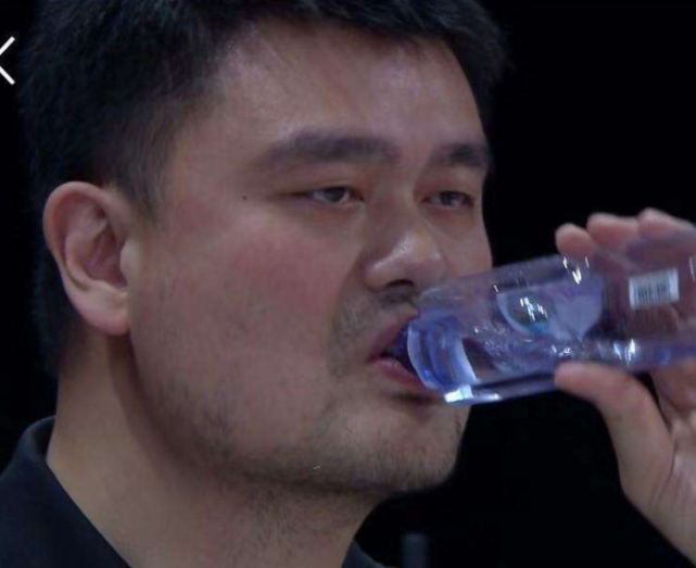 姚明NBA霸气瞬间(当姚明站在我们面前 才能感受他的高大！奥尼尔小鸟依人成名场面)