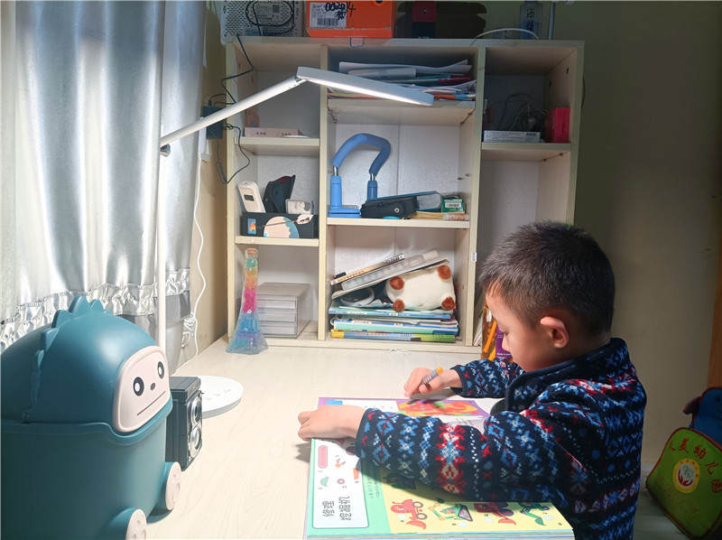 南卡台灯L1自适应调光更健康光源有效地保护孩子视力