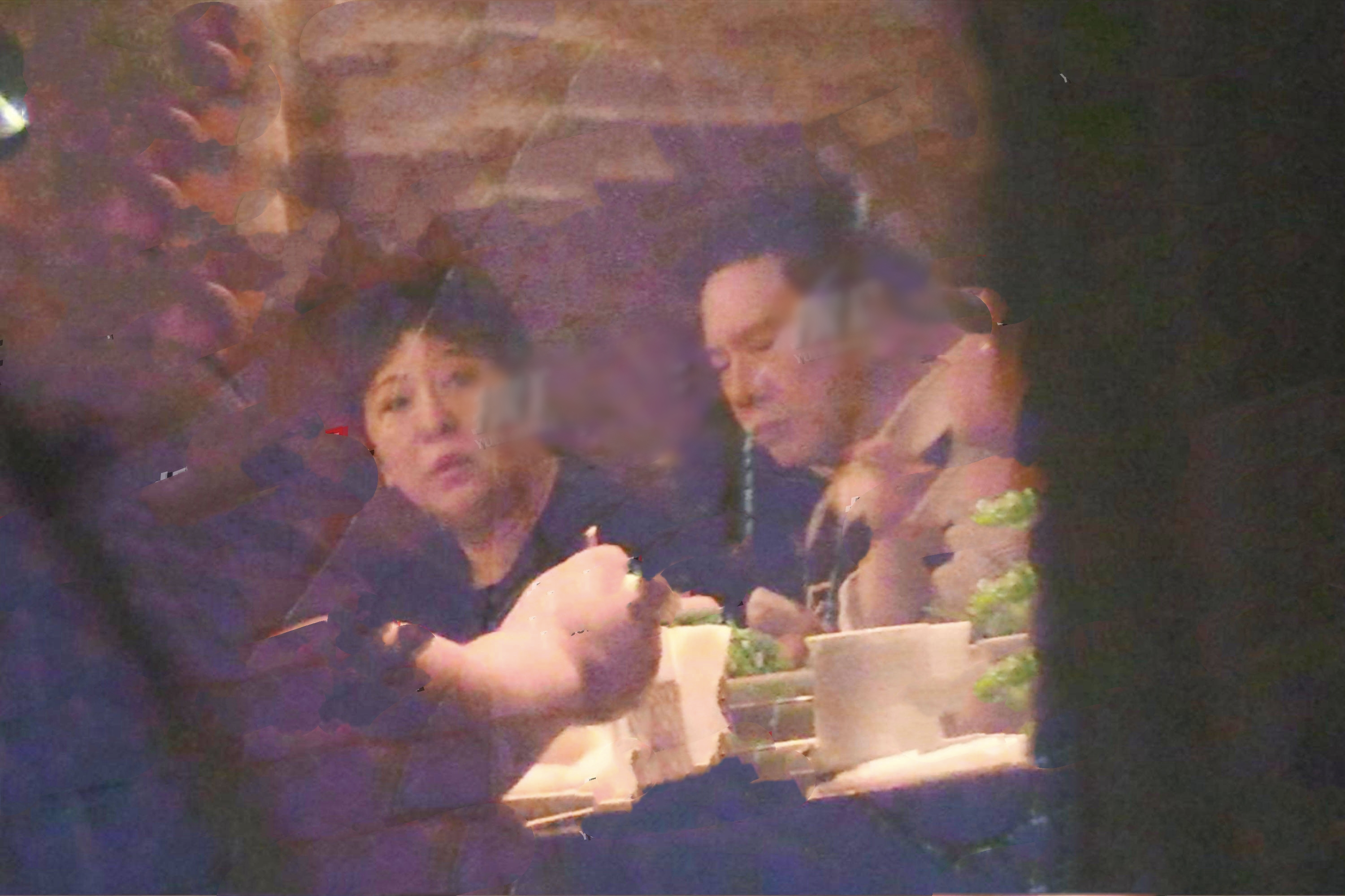 向太一家五口外出就餐，郭碧婷向佐牵手走出，女儿扎冲天辫萌态足