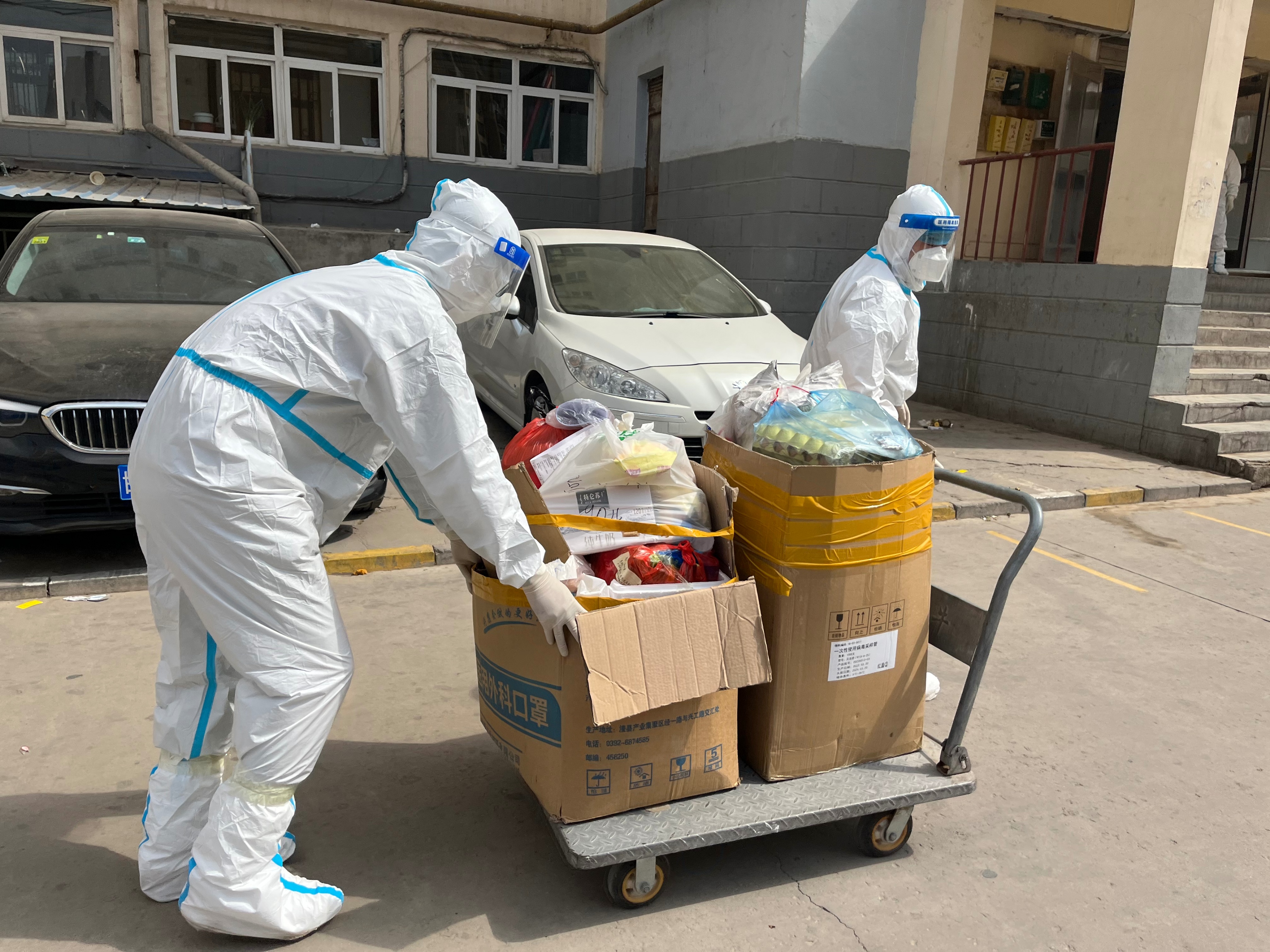 “爱心流动超市”隔离不隔爱