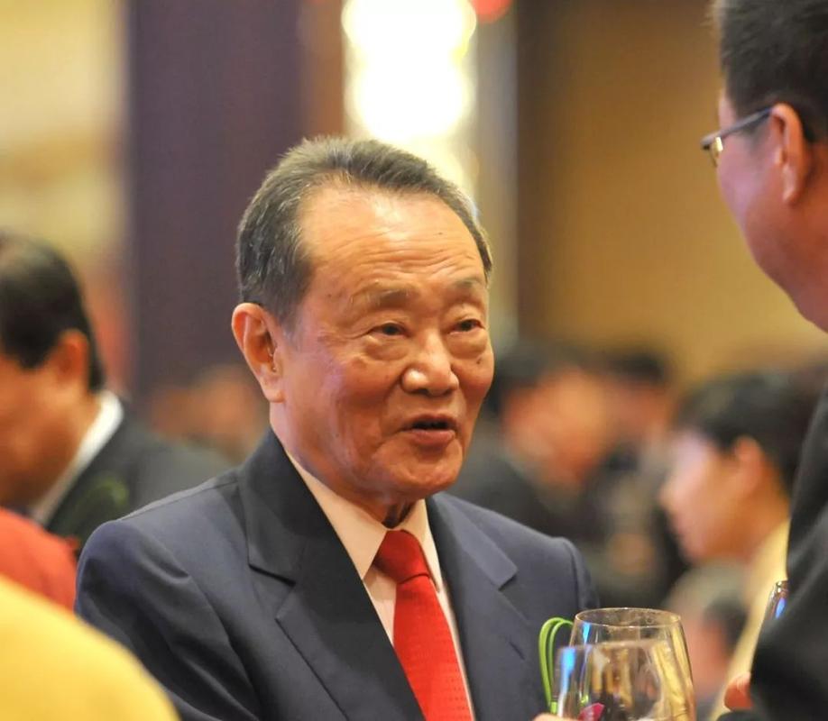 朱玲玲之后，港姐陈雅思也要嫁入豪门，男友家族资产不输李嘉诚