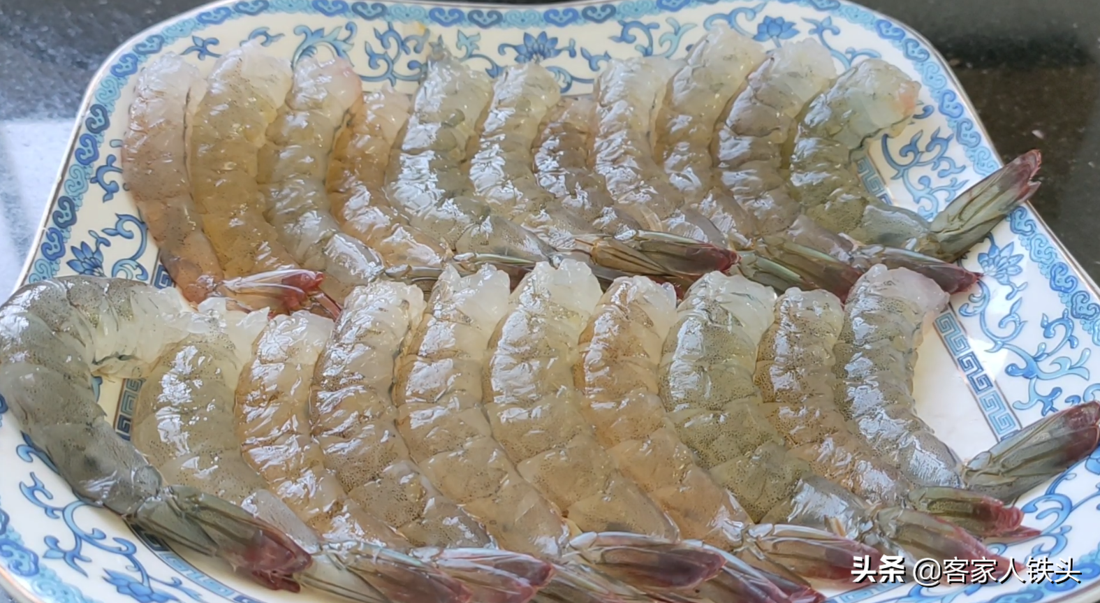 大虾还白灼？别老一套做了，这做法才过瘾，5分钟出锅，鲜嫩味美