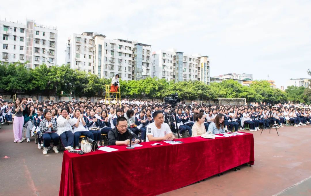 阆中东风中学校服图片