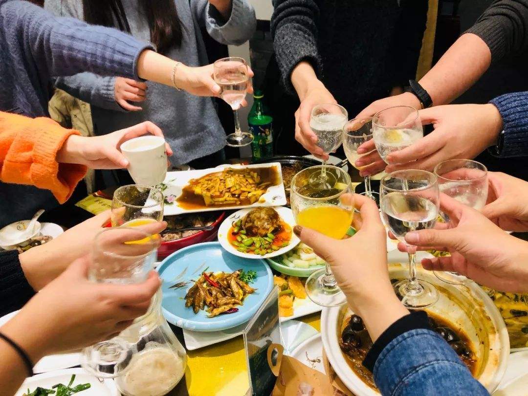 一边吃饭一边喝水、喝果汁，会不会伤胃？劝你这5件事不要做