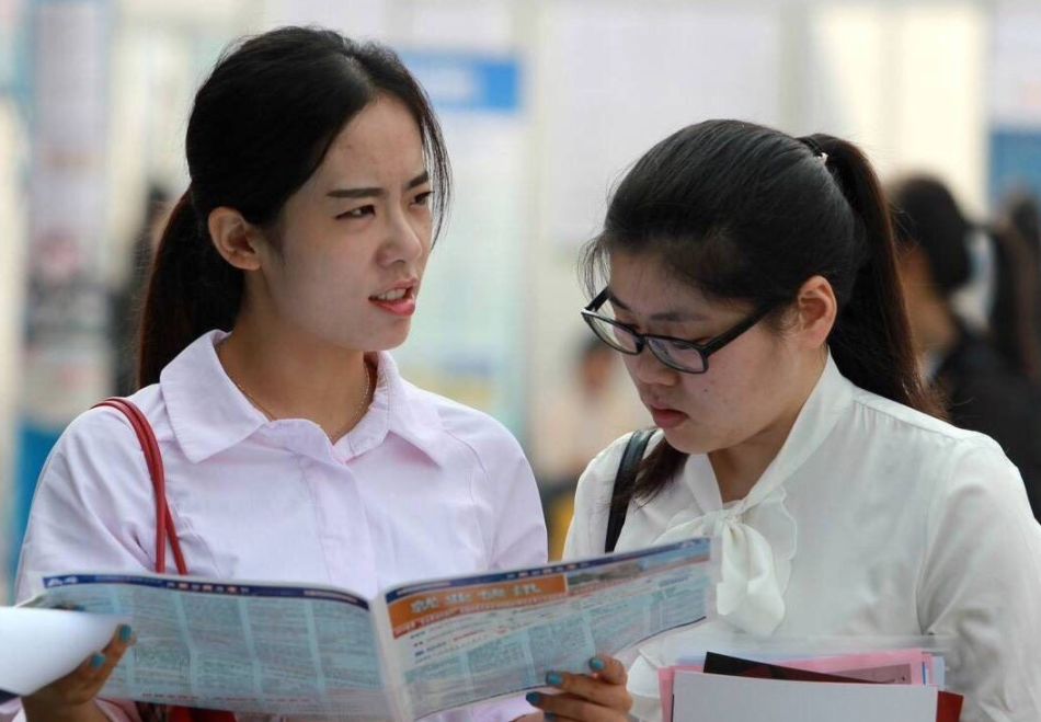 公务员降薪之后年终奖又暂停？官方回应来了，部分人表示喜忧参半