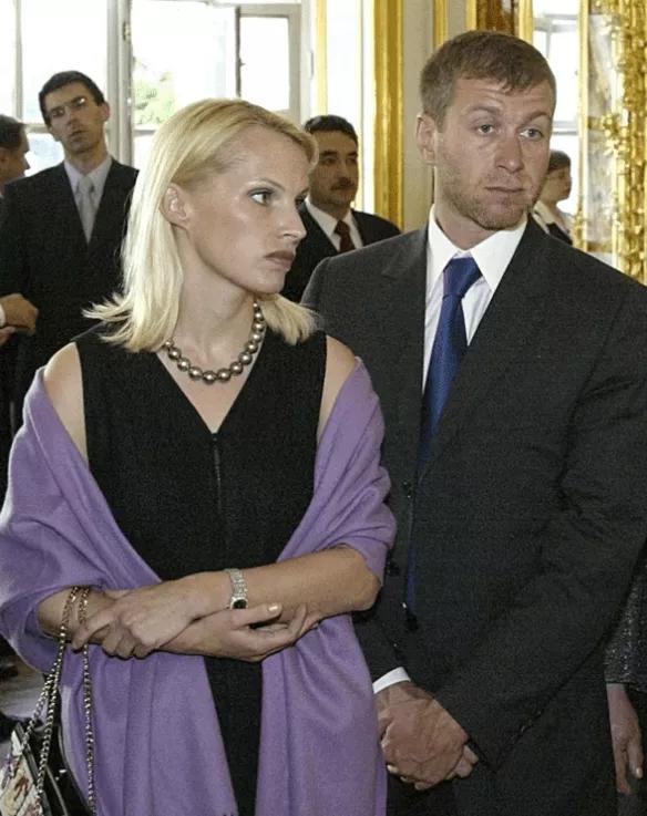 盖茨离婚损失1300亿美金，贝佐斯损失380亿，邓文迪离婚分到多少