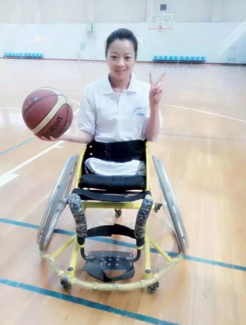 陕西女孩渭梅女：三岁车祸截肢，被父母遗弃，无腿游泳夺3枚金牌