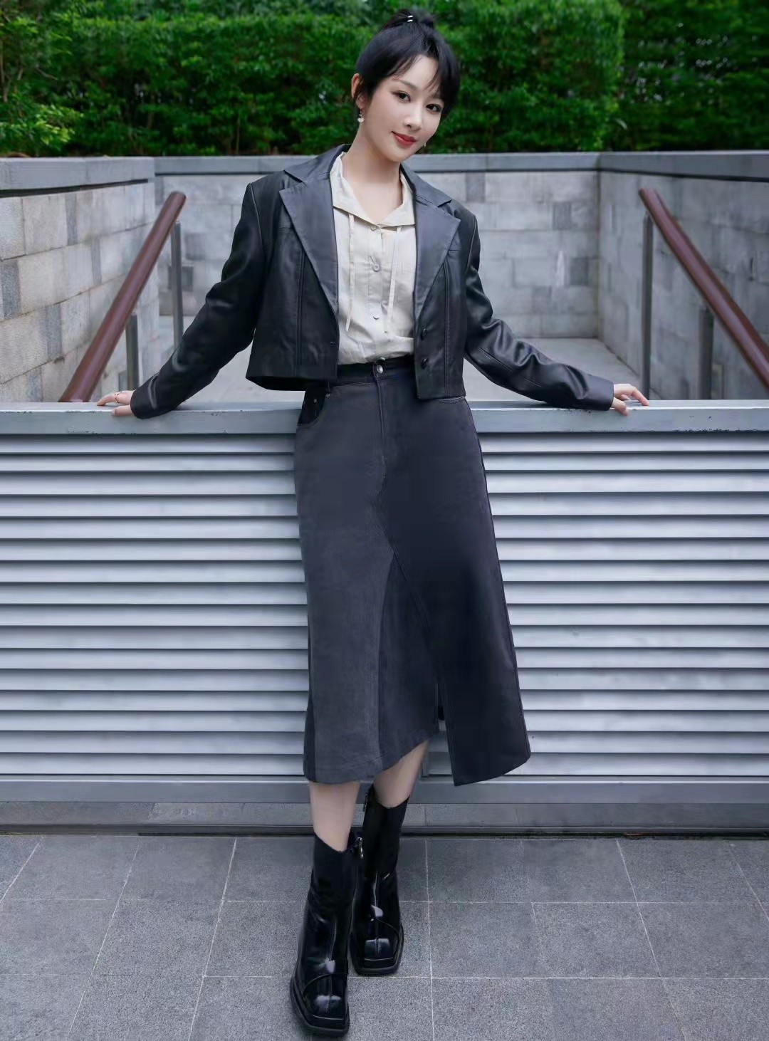 小皮衣搭配什么好看图片(时髦又帅气的皮衣穿搭示范)