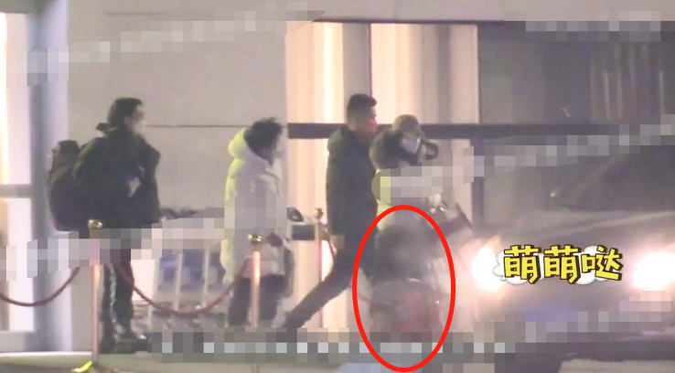 baby和儿子机场亲密互动！小海绵大胆骑箱子滑行，双脚翘起好兴奋