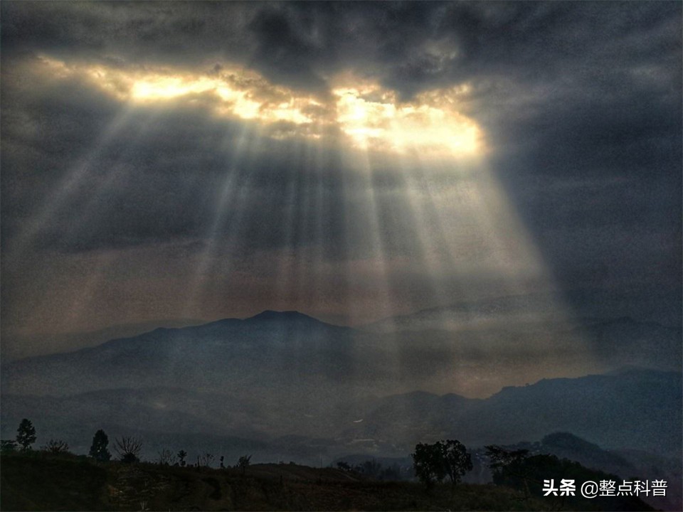 天空再度出现“丁达尔”现象！对人类来说不是好事，专家感到担忧