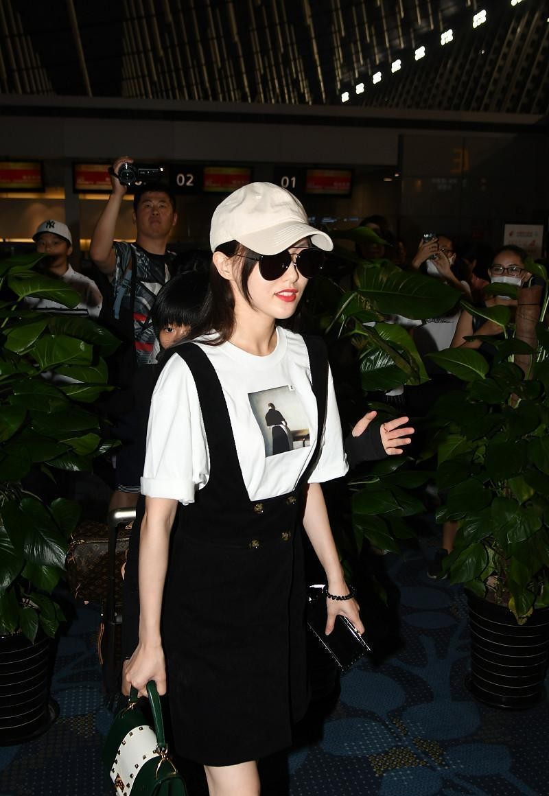 唐嫣生完孩子还这么瘦，背带裙配T恤好清新，看着好像学生妹