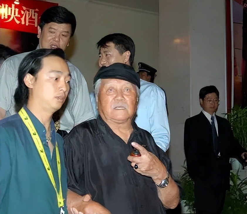 2007年成龙和亲哥安徽相认，对方一贫如洗，他有没有帮帮哥哥们