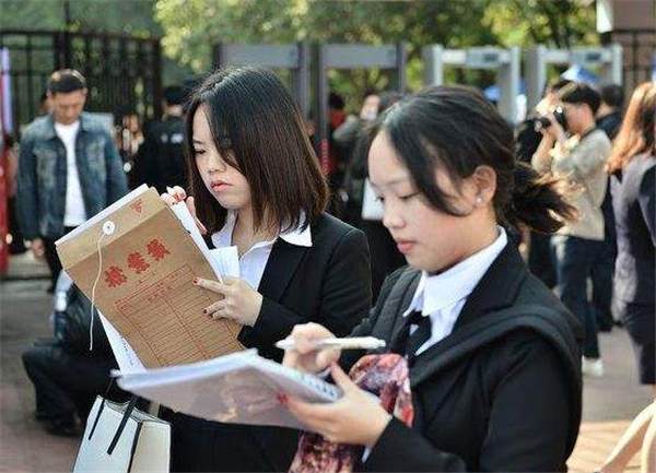 公务员出现“聘任制”，签合同直接入职，以后还是“铁饭碗”吗？