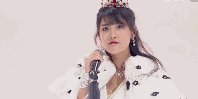 李艺彤清新甜蜜，灵动又亲切，明艳不可方物，尽显少女活力