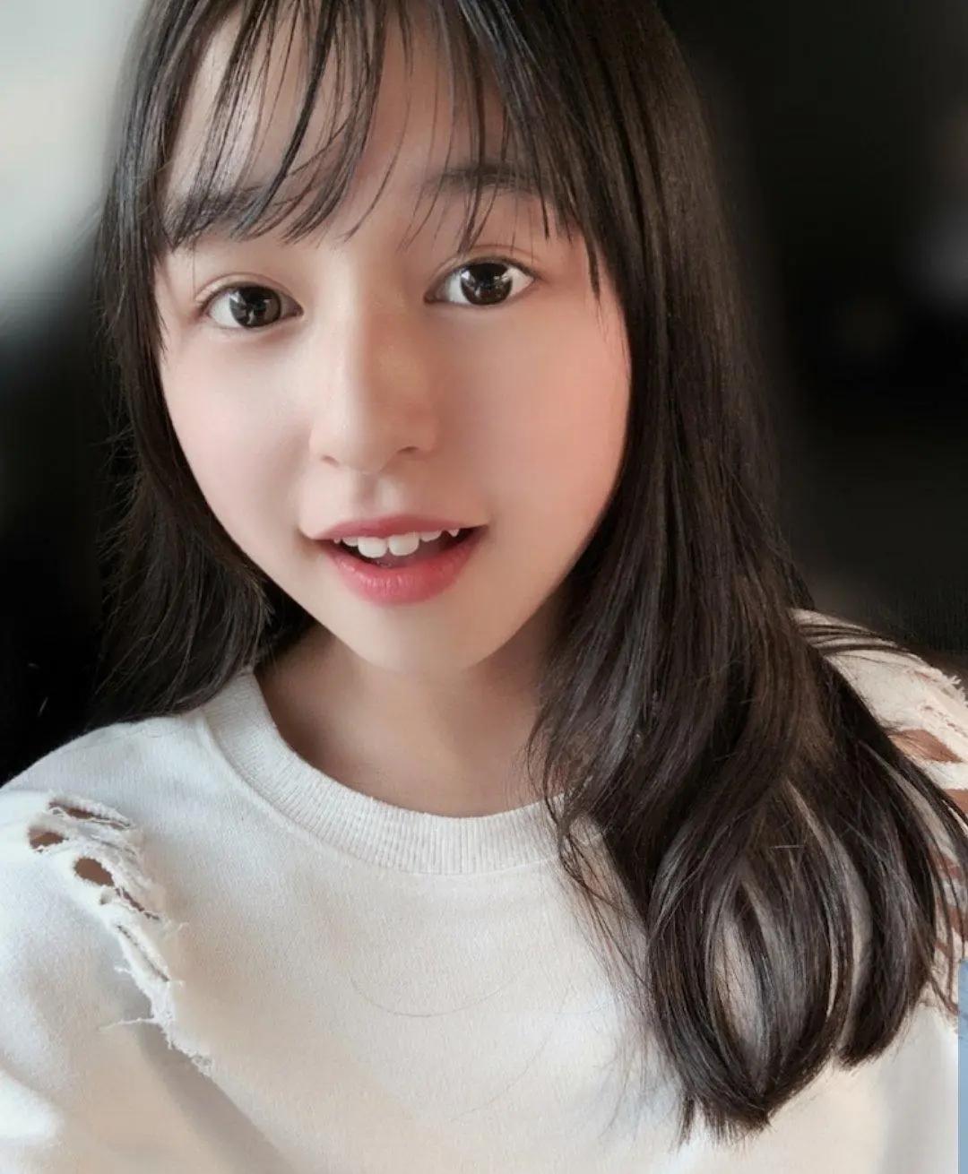 日本女孩喜欢穿校服有原因！16岁大阪女孩靠它出道顺利进入娱乐圈