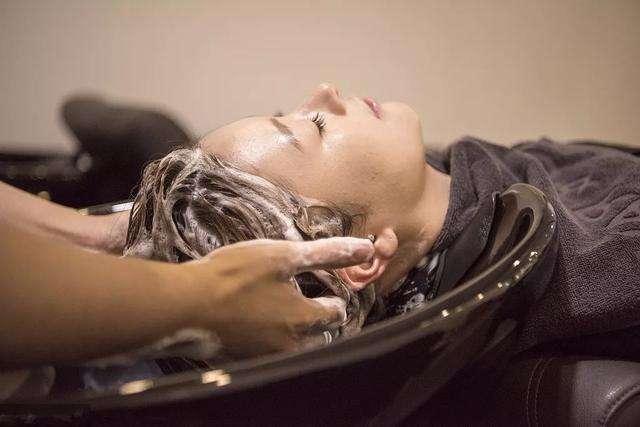 坚持用“醋”洗头，一段时间会有何变化？4大变化或“不请自来”