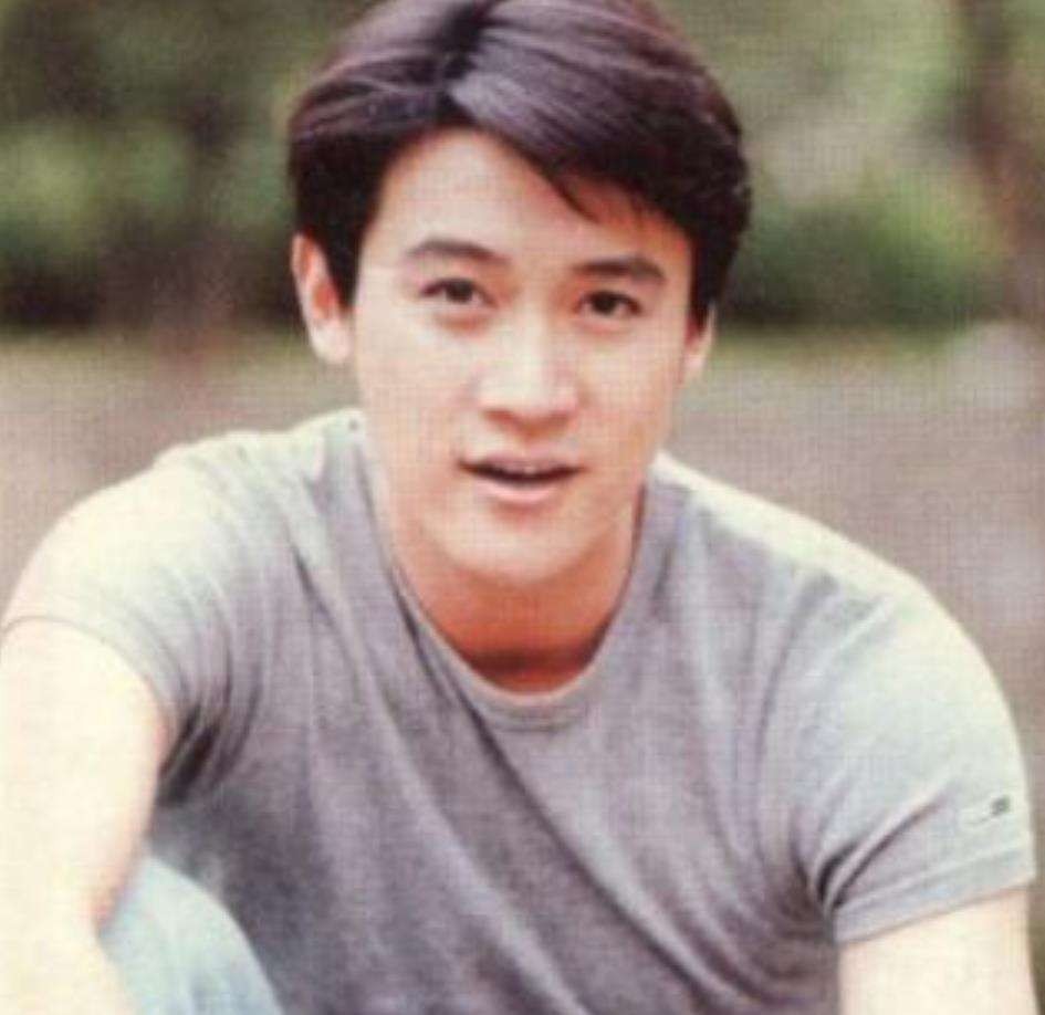 6位娱圈明星夫妻，从校服到婚纱，个个娶初恋，在一起最长40年