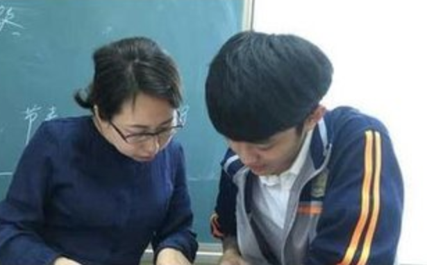 高中生假期手机不离手，家长担心影响学业，私查手机后感到惭愧