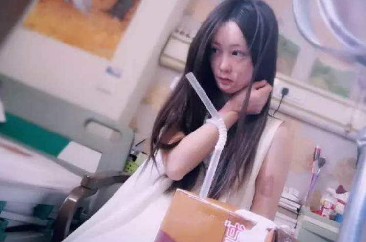 10年前，为了爱情不择手段的官二代，当街泼汽油报复16岁少女周岩